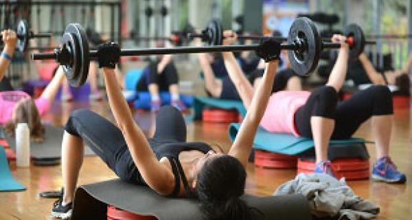 people in bodypump class